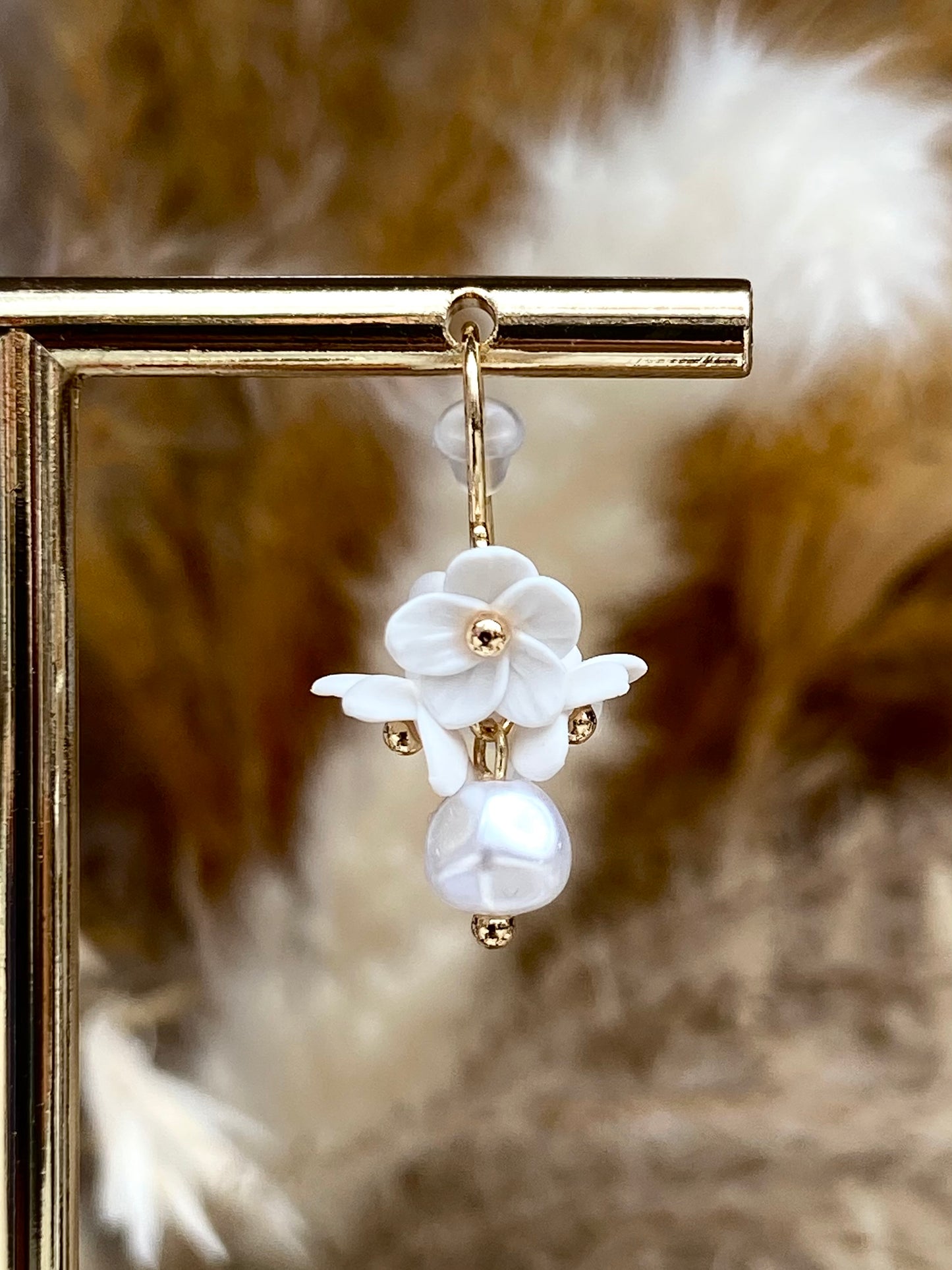 White Flowers with Pearl